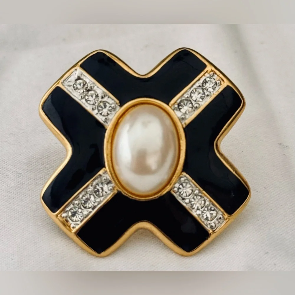 ESSEX Vintage Clip-on Earrings - Picture 2 of 5